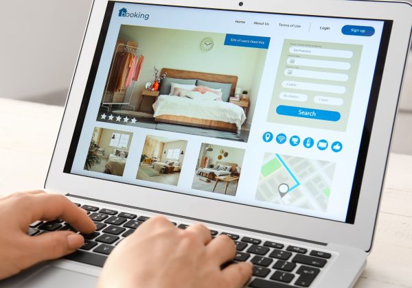 תכנון טיול לחו"ל באונליין: כל השלבים, הכלים והטיפים לחיסכון